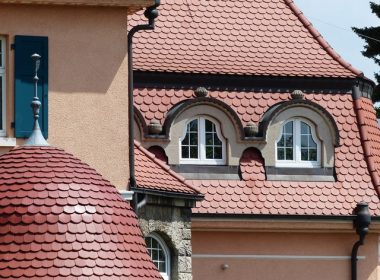 Jak bezpiecznie usunąć śnieg z dachu domu
