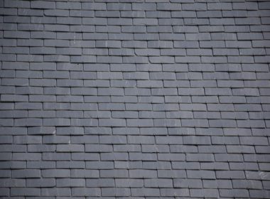 Jak obliczyć rozstaw łat przy układaniu dachówek ceramicznych na dachu