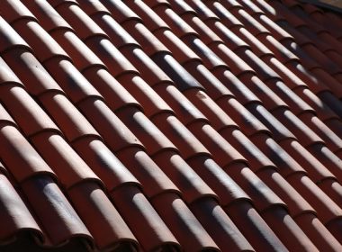 Jaką dachówkę wybrać - szkliwioną czy angobowaną?